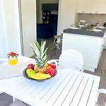 Apartamento St Raphael Marina Sea Breeze & Pool, Sleeps 4