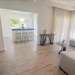 Apartamento St Raphael Marina Sea Breeze & Pool, Sleeps 4 *