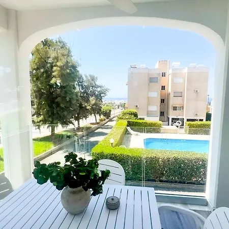 St Raphael Marina Sea Breeze & Pool, Sleeps 4 Appartamento