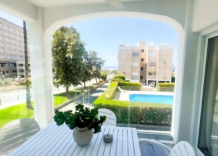 St Raphael Marina Sea Breeze & Pool, Sleeps 4 Appartamento