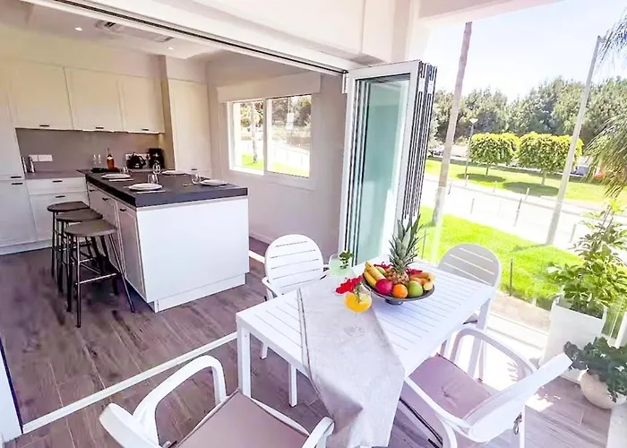 St Raphael Marina Sea Breeze & Pool, Sleeps 4 Appartamento Limisso