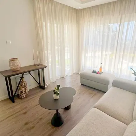 St Raphael Marina Sea Breeze & Pool, Sleeps 4 *