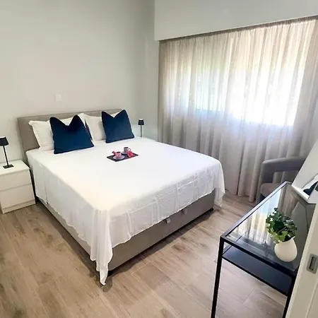 St Raphael Marina Sea Breeze & Pool, Sleeps 4 Lägenhet